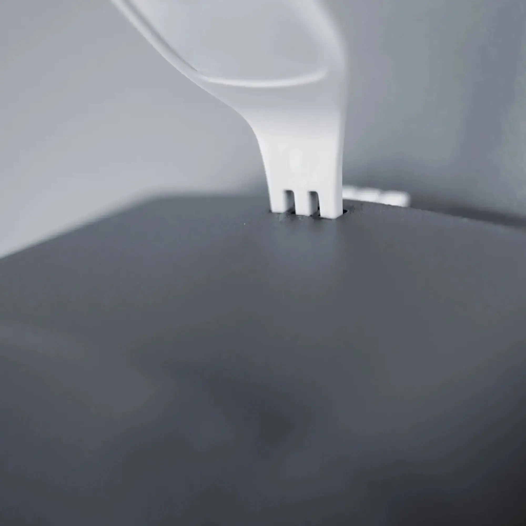 SEMYtop Desinfektionsmittelspender 500 ml Kunststoff mit weißem Bedienhebel auf schwarzem Gehäuse aus der Black & White Hygienespender-Linie