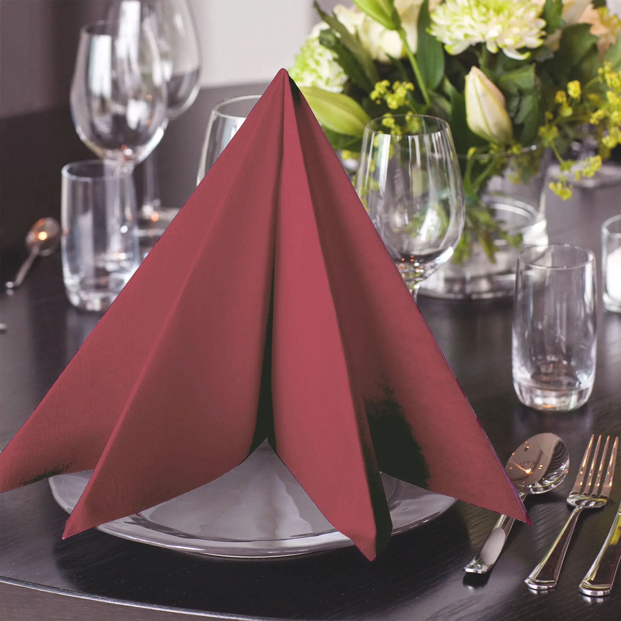 Tork Premium LinStyle Dinnerserviette 1/4-Falz, 19,5 x 19,5 cm, 1-lagig aus Airlaid-Vlies in Bordeaux, elegant gefaltet auf festlich gedecktem Tisch, Tork 478711 478712 478855 478856