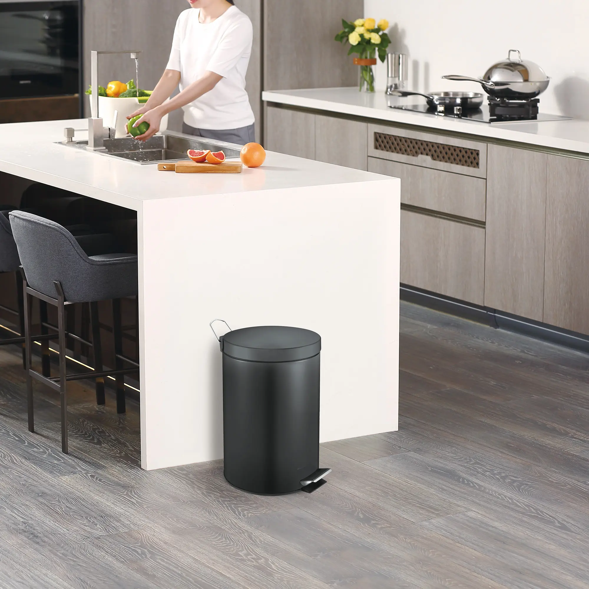 V-Part Tretabfalleimer 20 Liter in Schwarz aus lackiertem Metall mit herausnehmbarem Inneneimer und Pedal in moderner Küche