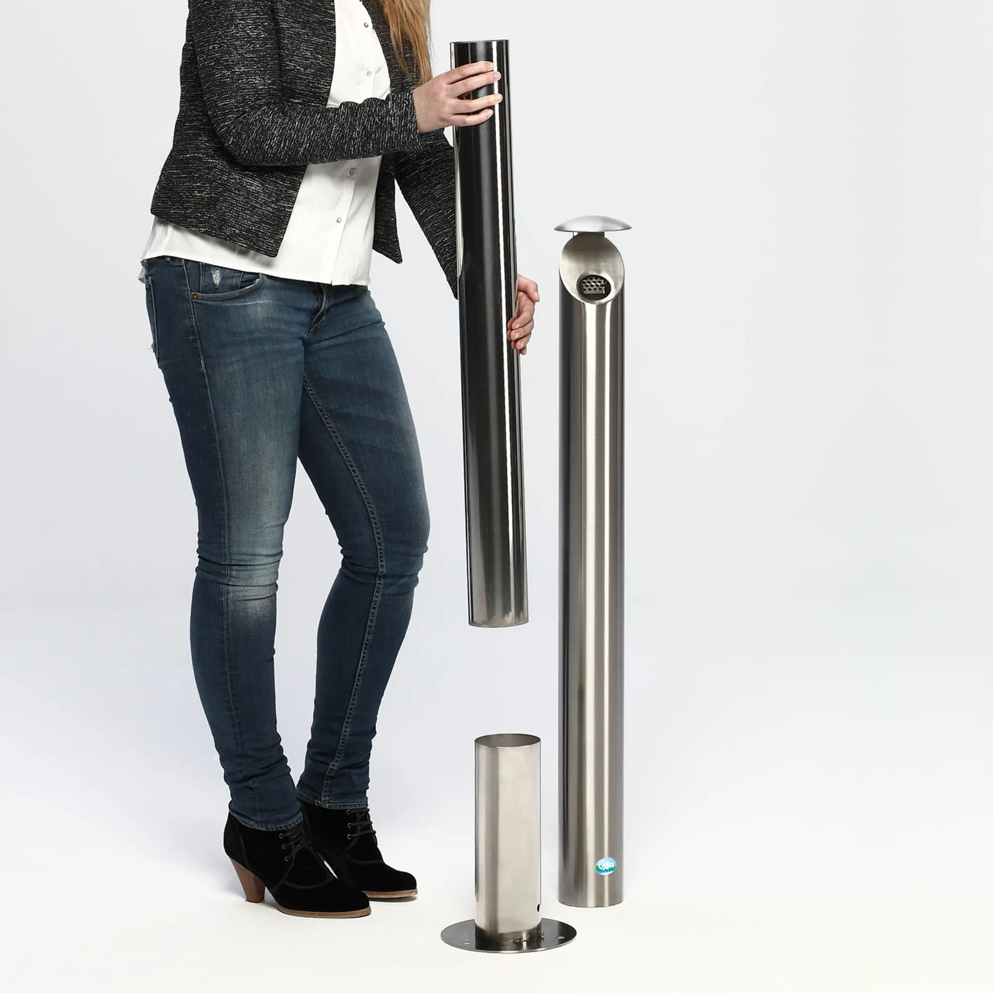 VAR Aschersäule H 103 Edelstahl von VAR, schlanker Standascher mit Schutzdach und perforiertem Abstreifblech, einfache Entleerung durch Anheben des zylindrischen Gehäuses, bequem für Außenbereiche und Eingangsbereiche einsetzbar