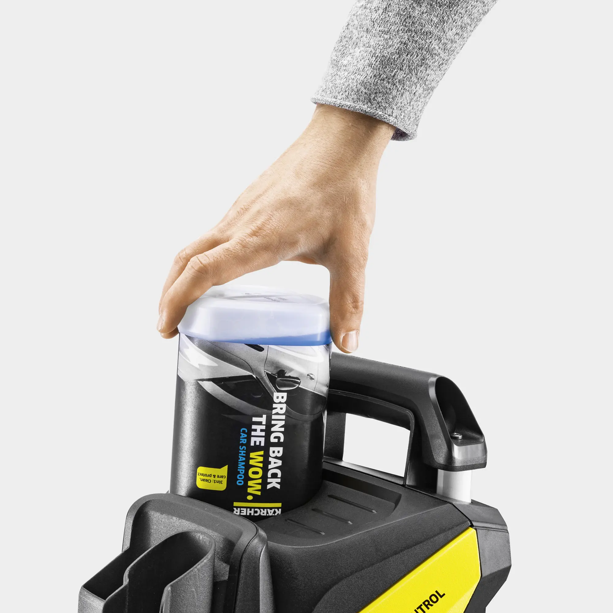 Kärcher K 5 Power Control Flex Home Hochdruckreiniger, Hand setzt Car-Shampoo-Behälter in den Reinigungsmittelanschluss des Geräts ein, Artikel 1.324-553.0