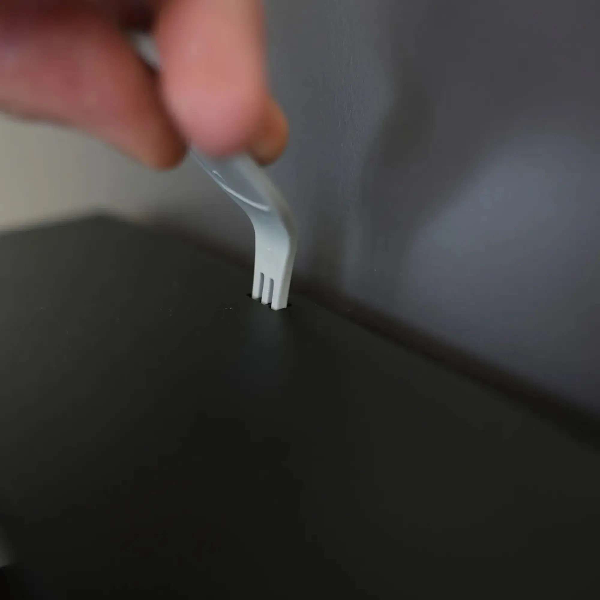 SEMYtop Toilettenpapierspender für 2 Rollen, Detailansicht der praktischen Öffnungshilfe zum leichten Öffnen des robusten Kunststoffspenders