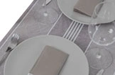 Tischset Grau mit Besteckmotiv, eingedeckter Tisch mit Tellern, Gläsern und Besteck, passend für elegante Tischdekoration, Artikelnummer 106-162