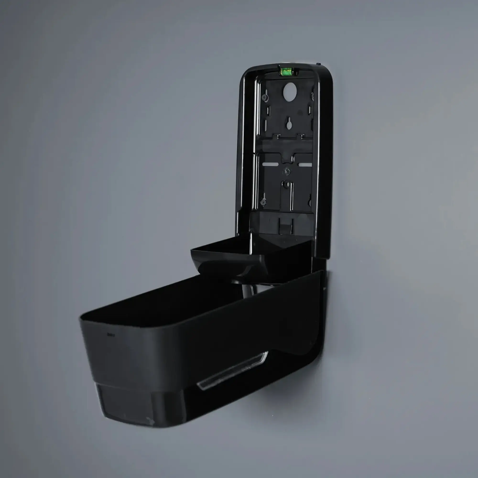 Schwarzer Wandseifenspender mit schlankem Gehäuse zur Wandmontage, Vorderansicht eines modernen Seifenspenders mit glatter Oberfläche