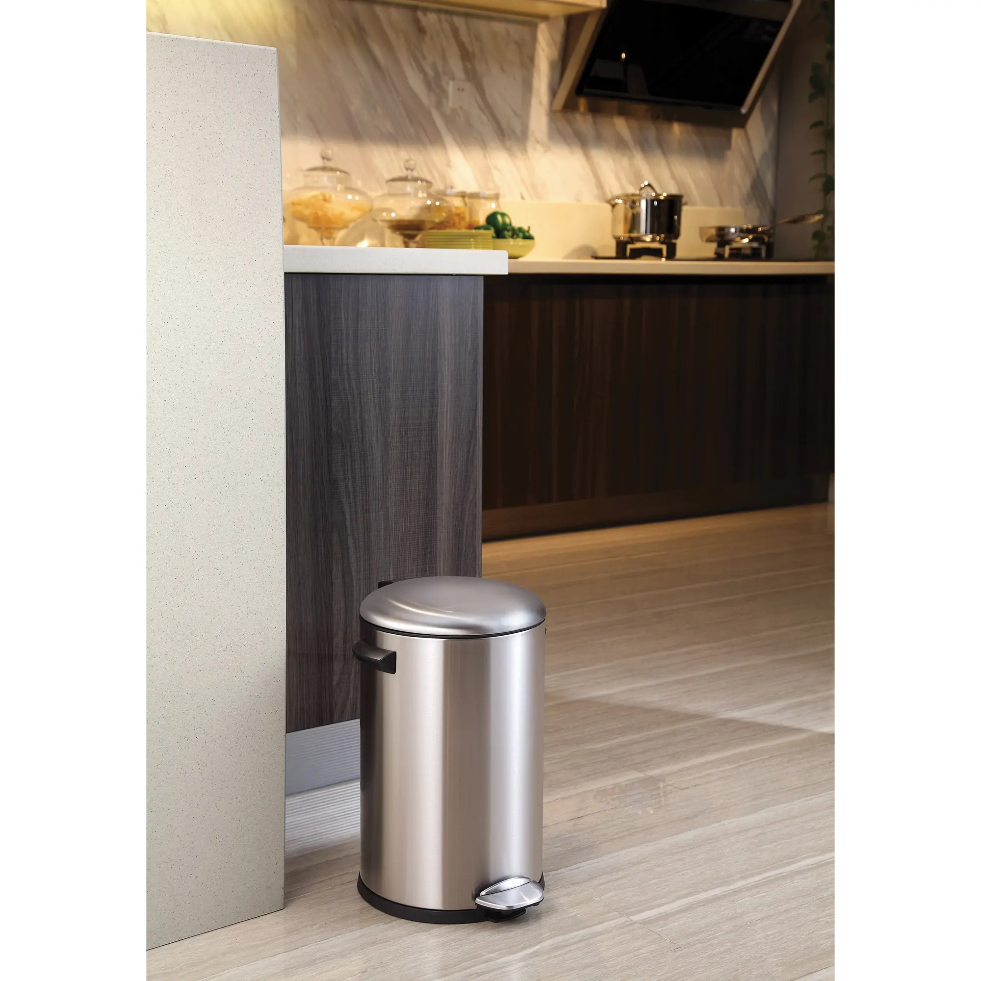 EKO Belle Deluxe Tretmülleimer 20 Liter aus mattem Edelstahl im Retro-Design mit Soft-Close-Deckel und Fußpedal in moderner Küche, Hersteller EKO