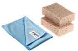 Reinigungsset mit blauem Mikrofasertuch und zwei rechteckigen Reinigungsschwämmen für die gründliche und schonende Reinigung verschiedener Oberflächen, Artikelnummer 106162