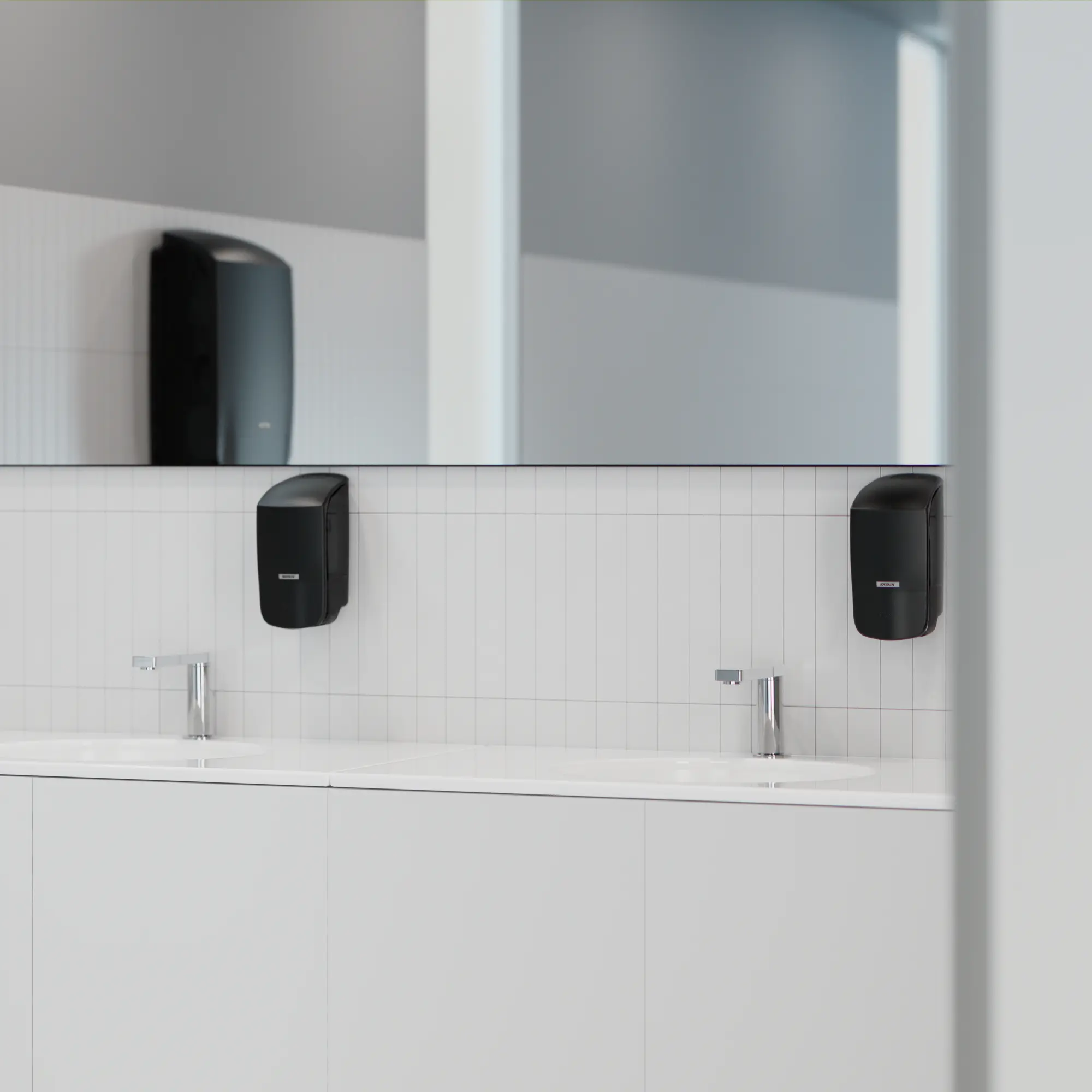 Katrin Seifenspender 500 ml schwarz, ergonomischer Wandspender aus Kunststoff für Flüssigseife, Schaumseife oder Duschgel in modernem Waschraum, Art.-Nr. 92186