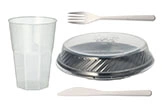 Einweg-Partyset mit klarem Kunststoffbecher, Messer, Gabel und runder Servierschale mit transparentem Deckel, ideal für Catering und To-go-Menüs