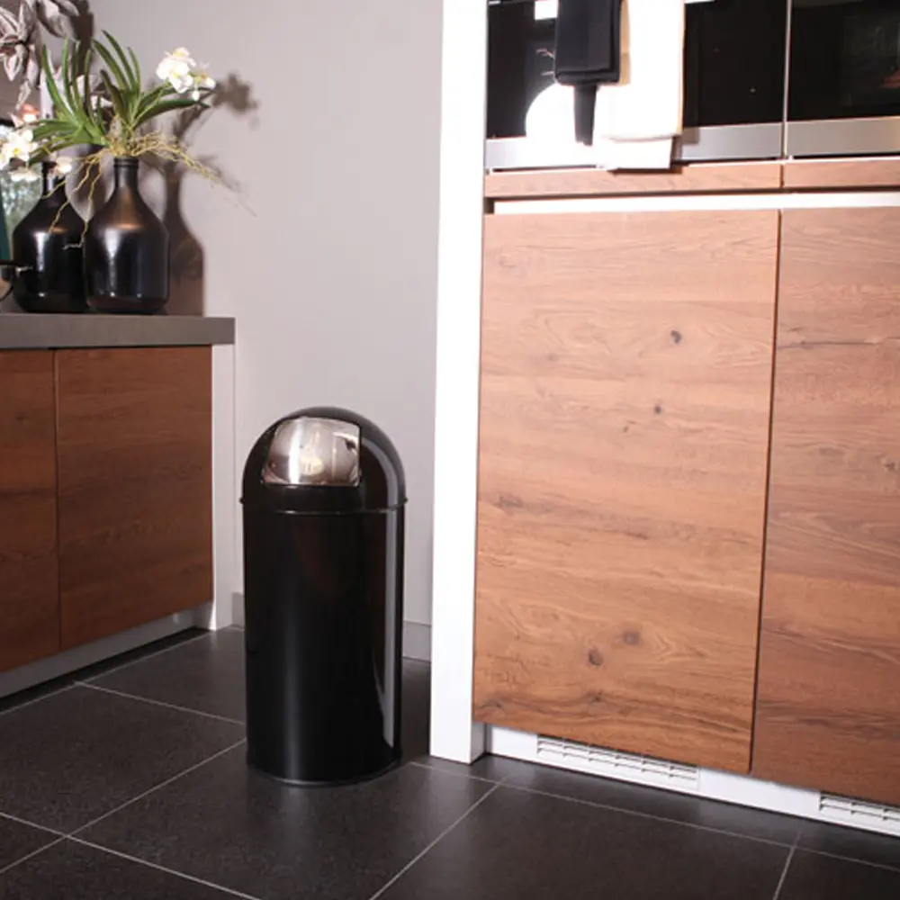 EKO Pushcan Abfallbehälter 40 Liter in Schwarz mit leiser, selbstschließender Pushklappe und feuerfestem Inneneimer, passend für moderne Küchen