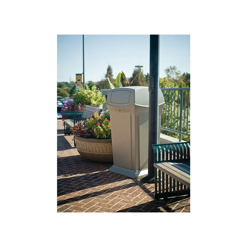 Rubbermaid Ranger Abfallbehälter 132 Liter mit 2 Einwurfklappen aus Polyethylen in Schwarz für stark frequentierte Bereiche