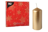 Goldene Stumpenkerze neben roten Servietten mit goldenen Sternen, ideal als Weihnachtsdekoration, Artikelnummer 10197