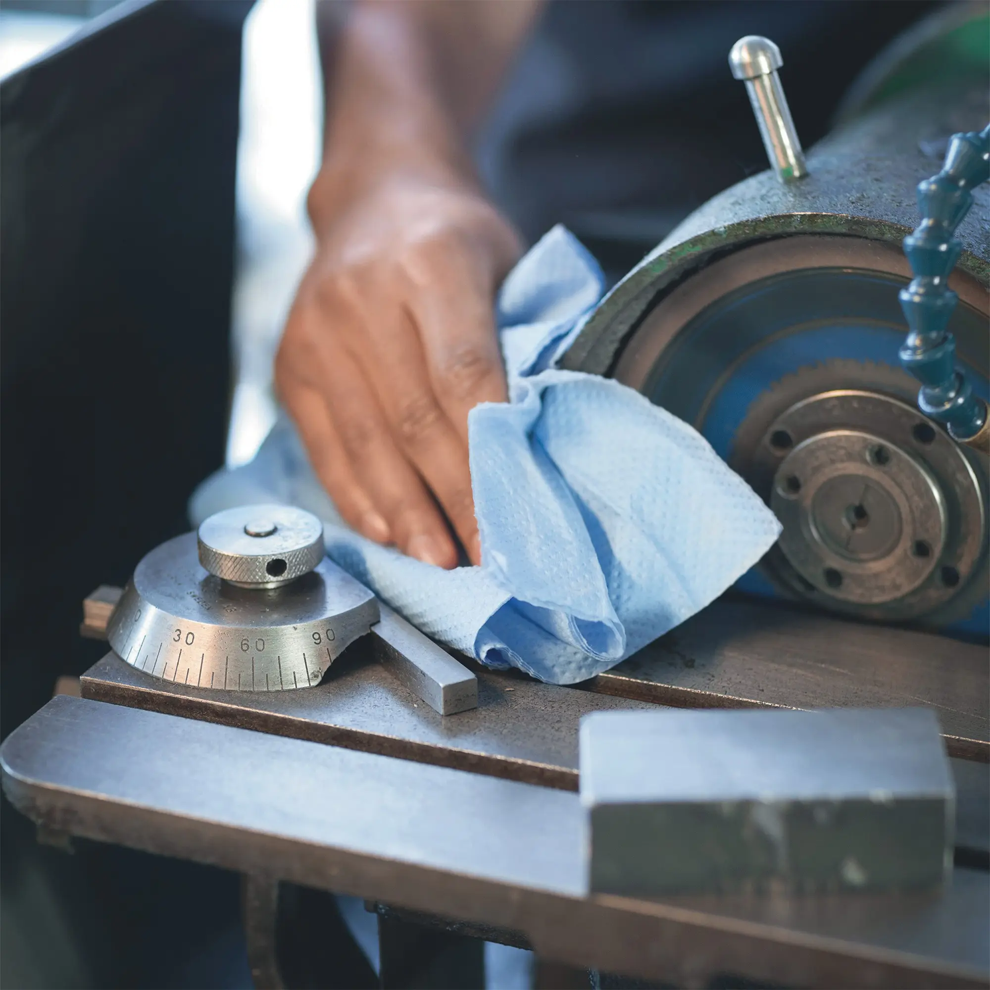 Tork 130083 Premium extra-starke Industrie-Papierwischtücher W7 blau 3-lagig, 38,5 x 32,4 cm, 200 Tücher