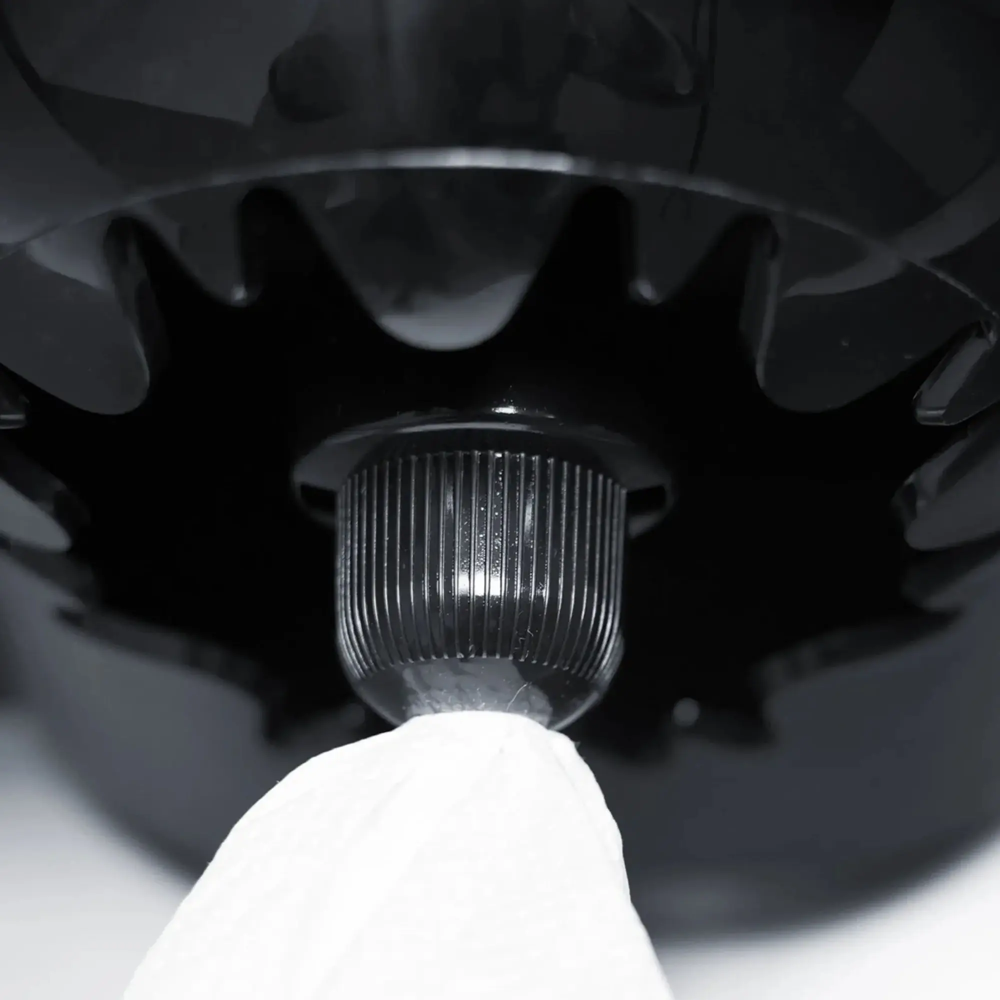 SEMYtop Handtuchrollenspender Centerpull Maxi von SEMYtop, Detailansicht der Centerpull-Ausgabe mit Adapter für kontrollierte Einzelblattentnahme