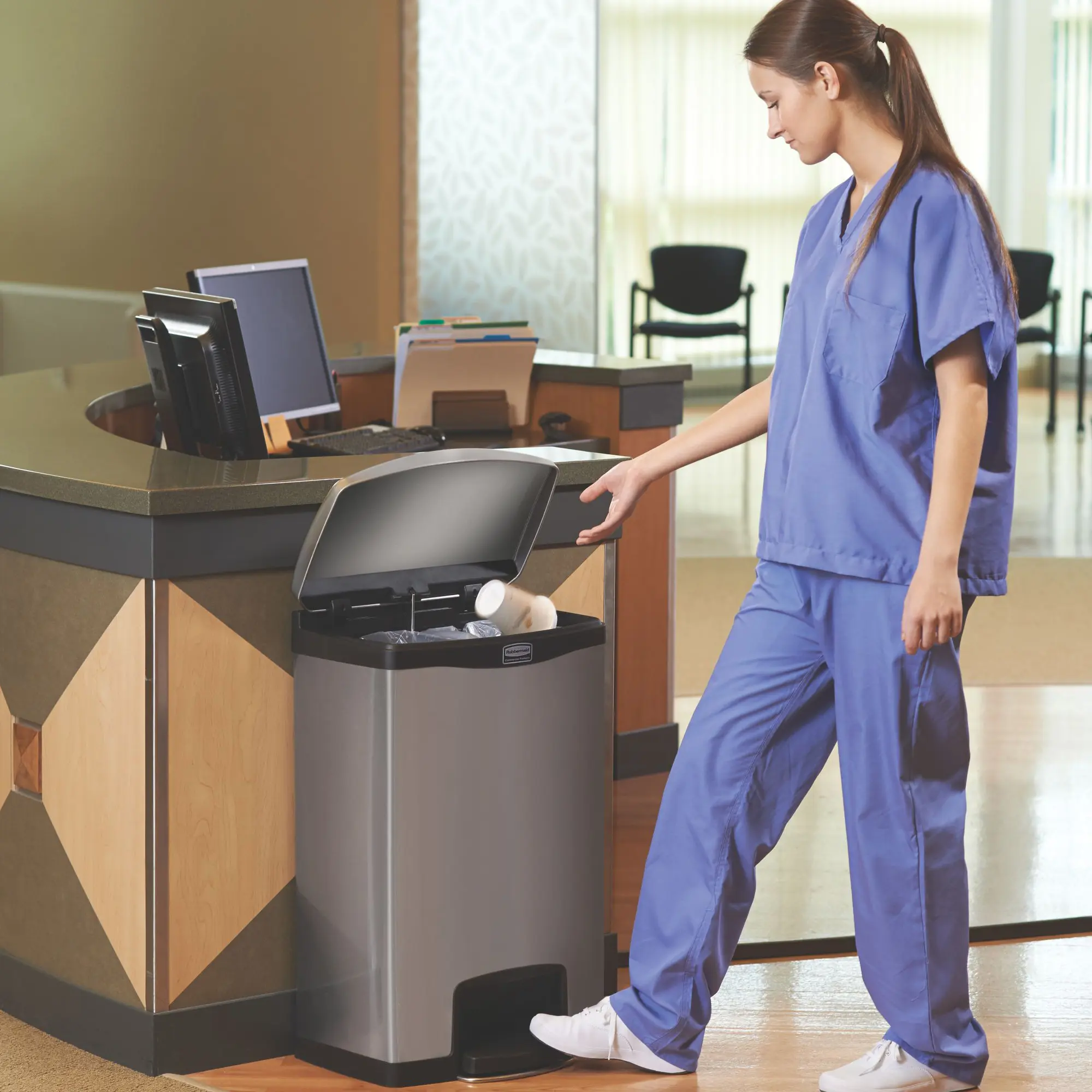 Rubbermaid Slim Jim Step on Edelstahl Abfallbehälter 50 Liter Front Step