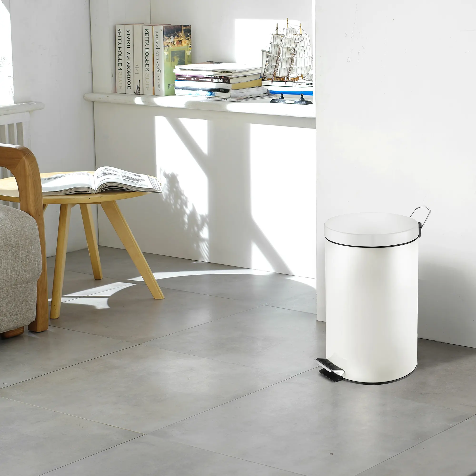 V-Part Tretabfalleimer 12 Liter in Weiß, runder Treteimer aus lackiertem Stahlblech mit Pedal und herausnehmbarem Kunststoffeinsatz, ideal für Bad oder Küche