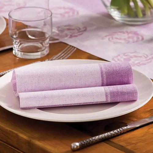 PAPSTAR Servietten "ROYAL Collection" 1/4-Falz 40 cm x 40 cm flieder "Linum", hochwertig in Stoffoptik, elegant gefaltet auf weißem Teller für stilvoll gedeckte Tafel