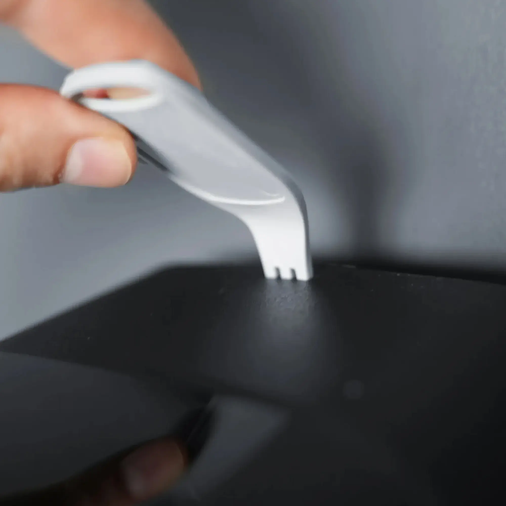 SEMYtop Seifenspender 1000 ml Kunststoff, nachfüllbar – Detail der leicht zu bedienenden Drucktaste am Wandspender, ideal für Sanitär- und Waschraumbereiche, Art.-Nr. ST-SS-1000