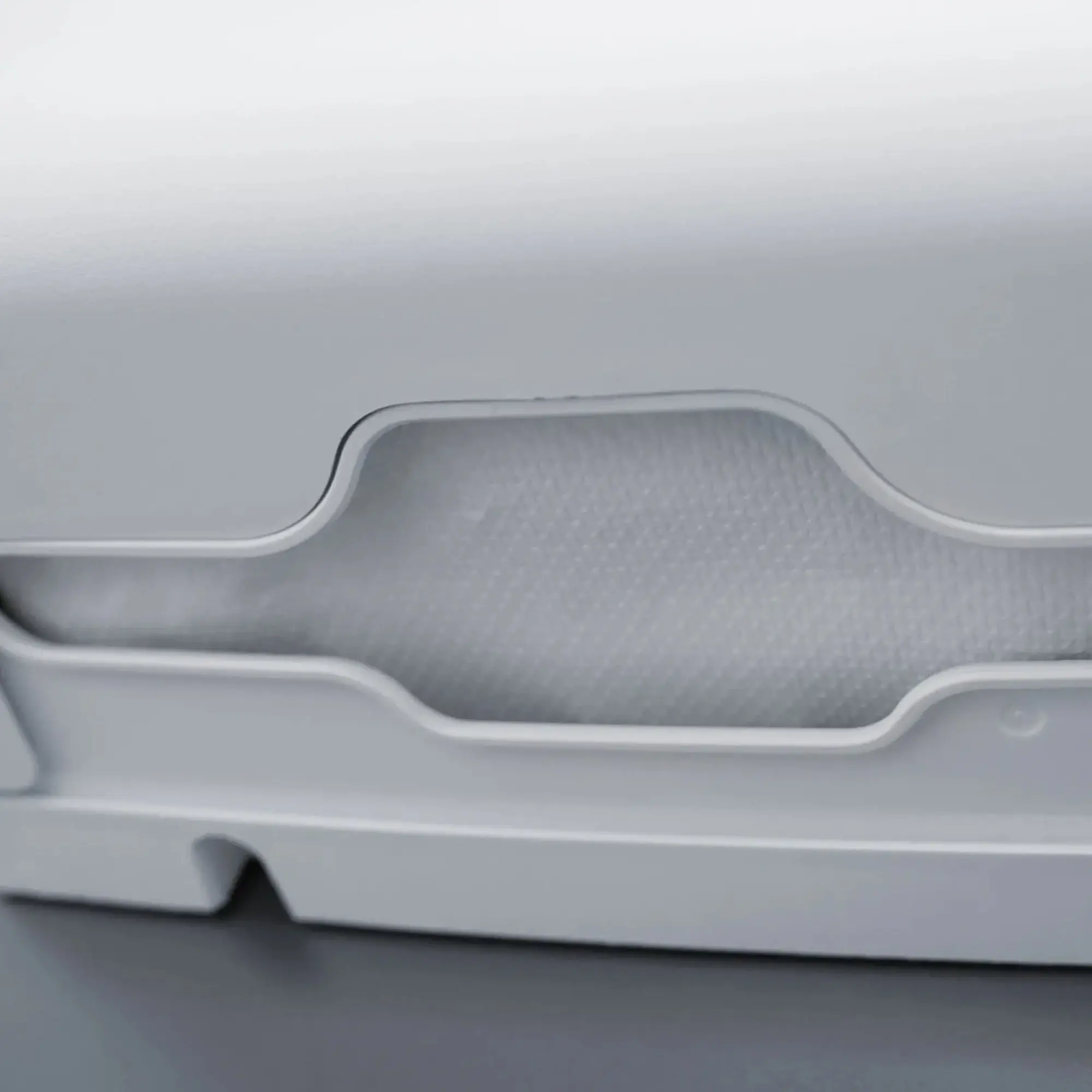 SEMYtop Handtuchspender Maxi, V-Falz in Weiß, Detailansicht der praktischen Entnahmeöffnung für V-Falz-Papierhandtücher, hochwertiger Hygienespender von SEMYtop