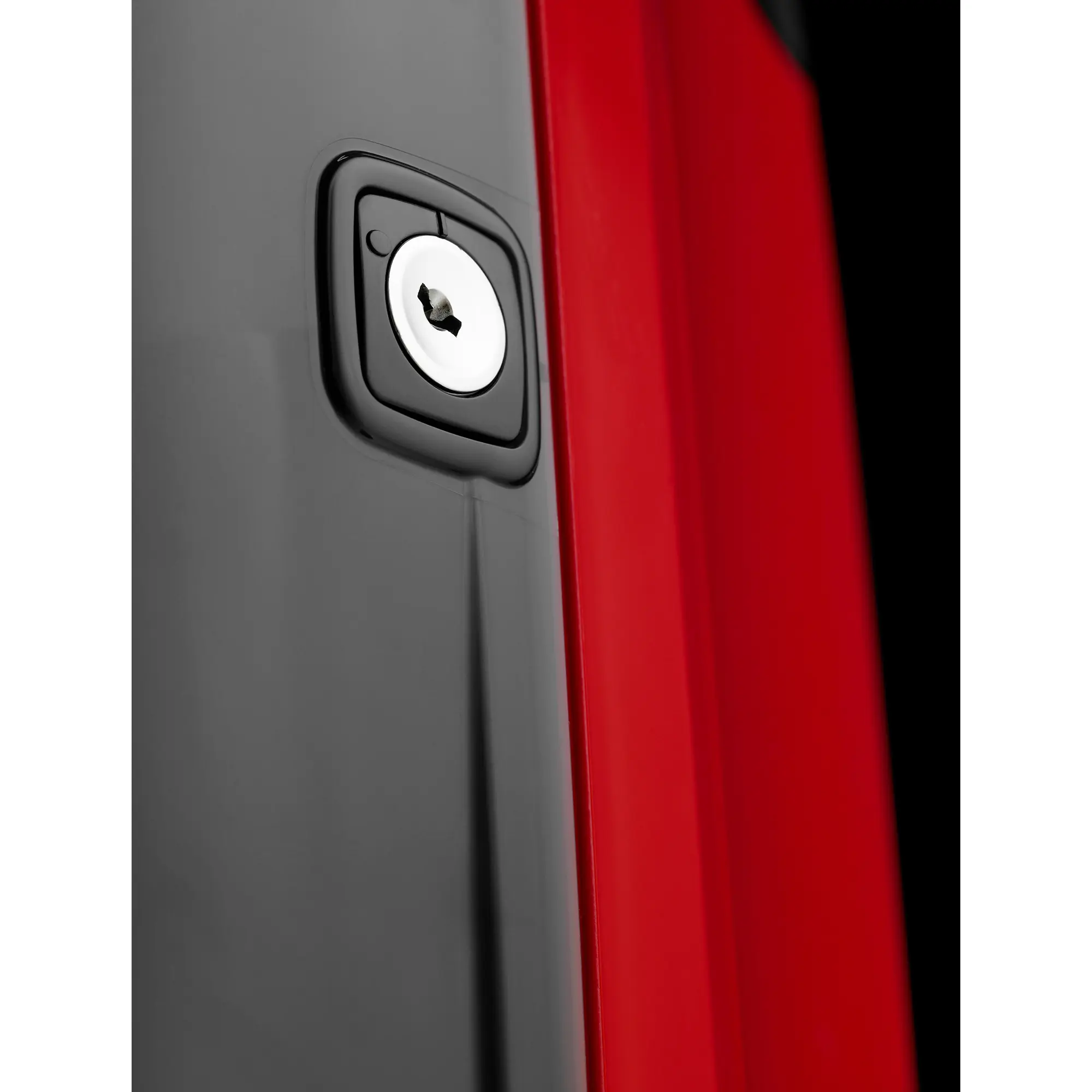 Tork Performance Maxi-Innenabrollungsspender W2 mit robustem Verriegelungsmechanismus am rot-schwarzen Kunststoffgehäuse, passend für Tork W2-Rollen, Artikelnr. 653000 oder 653008