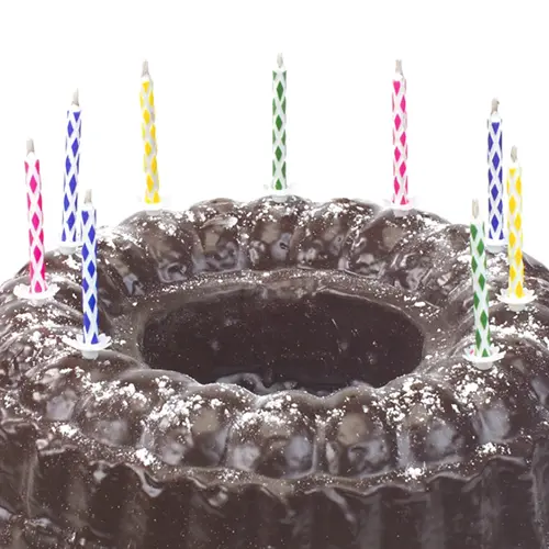 PAPSTAR Magic-Kerzen mit Halter 6 cm farbig sortiert, bunte magische Geburtstagskerzen auf Schokokuchen, ideal für Partydeko und wiederentzündende Spaßkerzen