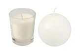 Weiße Duftkerzen im Glas und als runde Kugelkerze, elegantes Deko-Set für Wohnraum und Festtafel, Artikelnummer