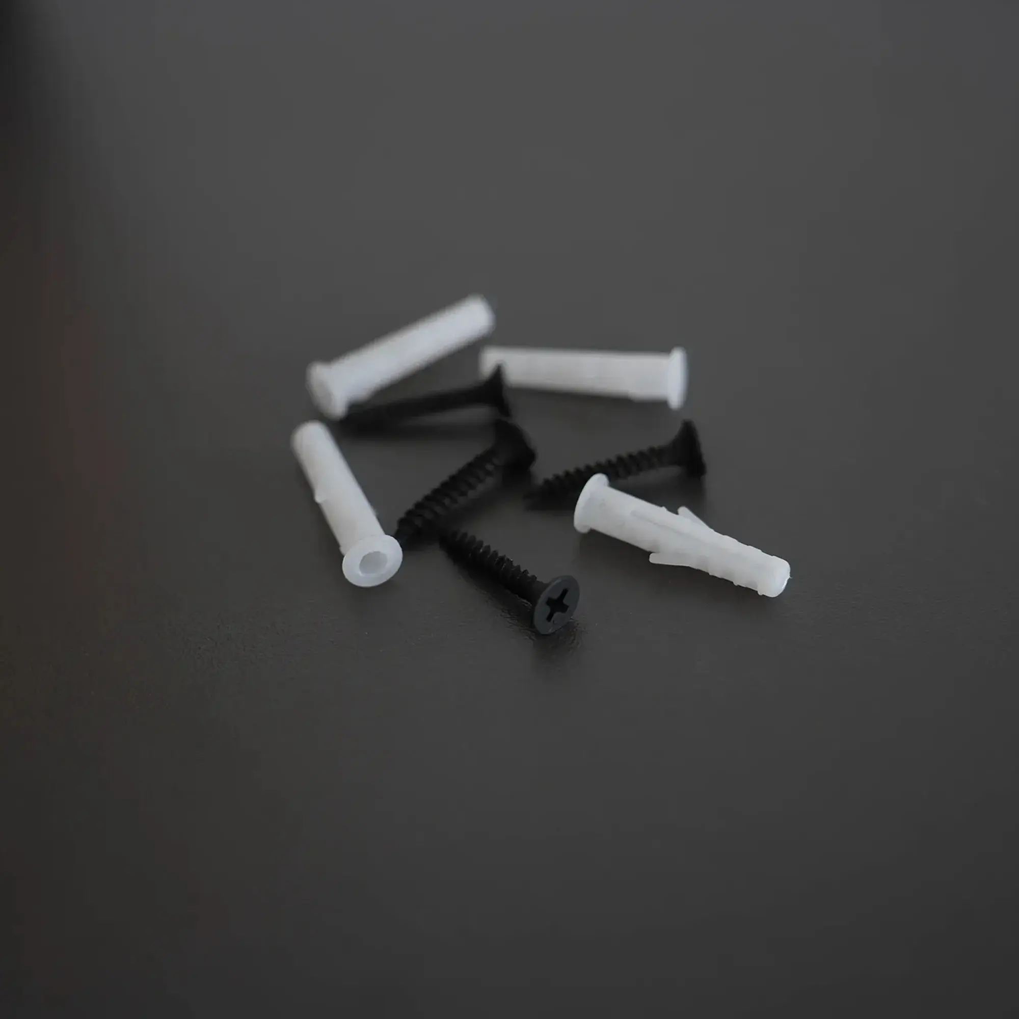 SEMYtop Handtuchspender Mini, Interfold – schwarze Schrauben und weiße Dübel für die Wandmontage des Handtuchspenders