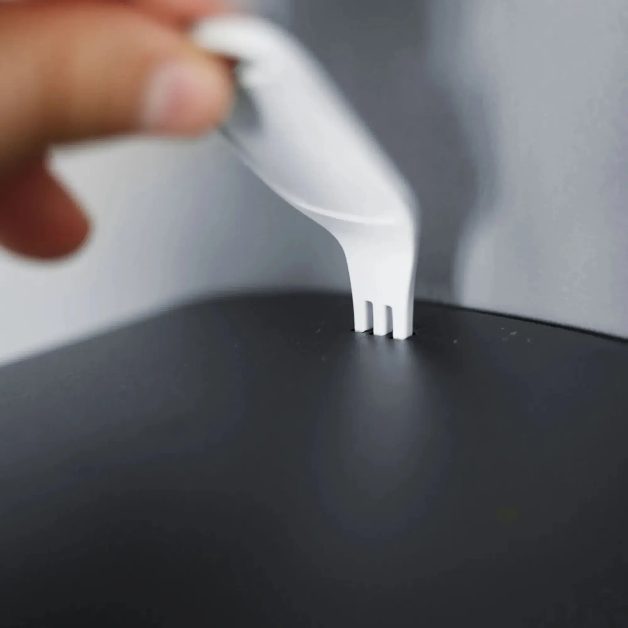 SEMYtop Handtuchrollenspender Centerpull Maxi von SEMYtop, Detail des Centerpull-Adapters für kontrollierte, hygienische Einzelblattentnahme