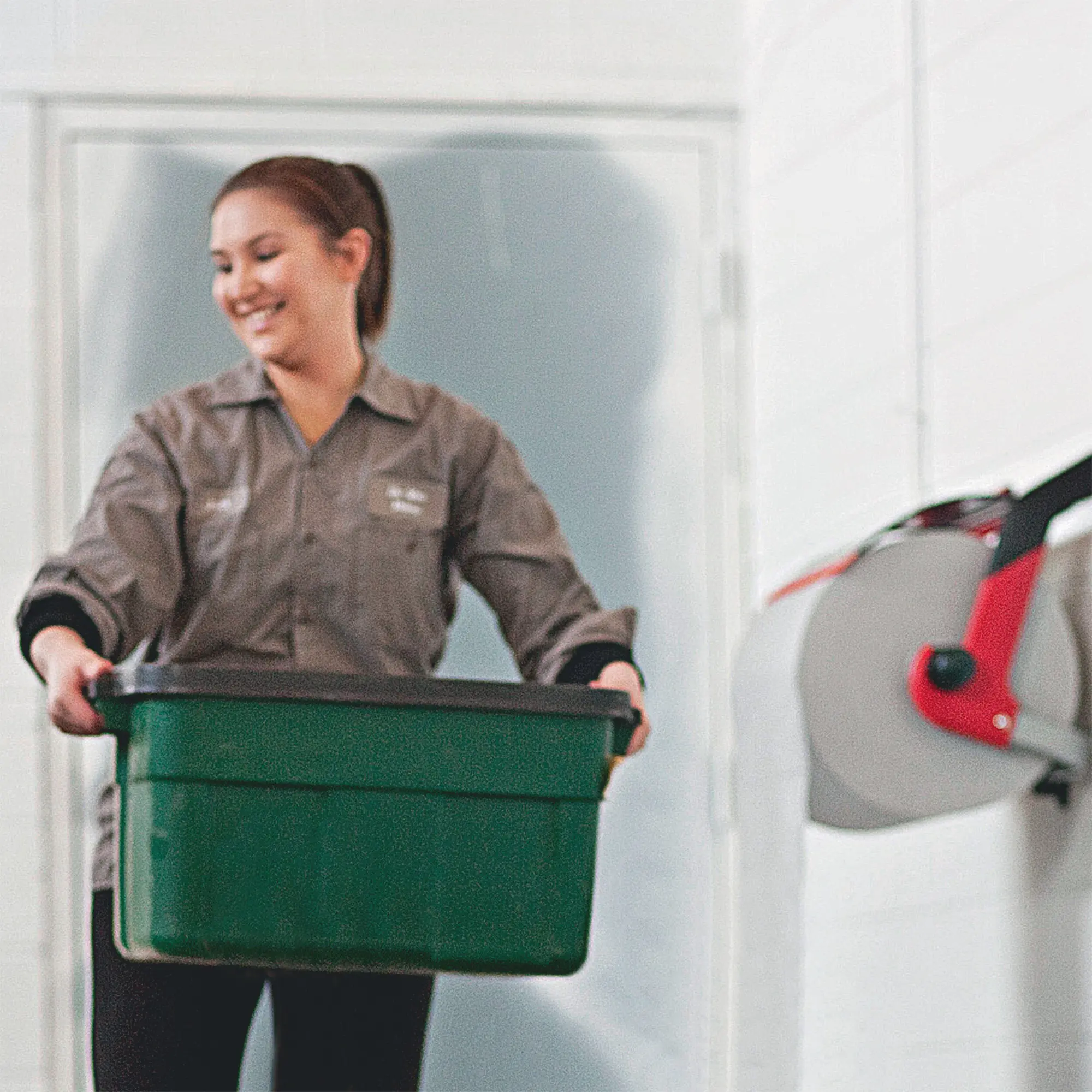 Tork Performance Wandhalterung W1 Wandspender für W1 Putztuchrollen, robuste rot-schwarze Halterung mit Abreißkante, Artikel 652100 652108