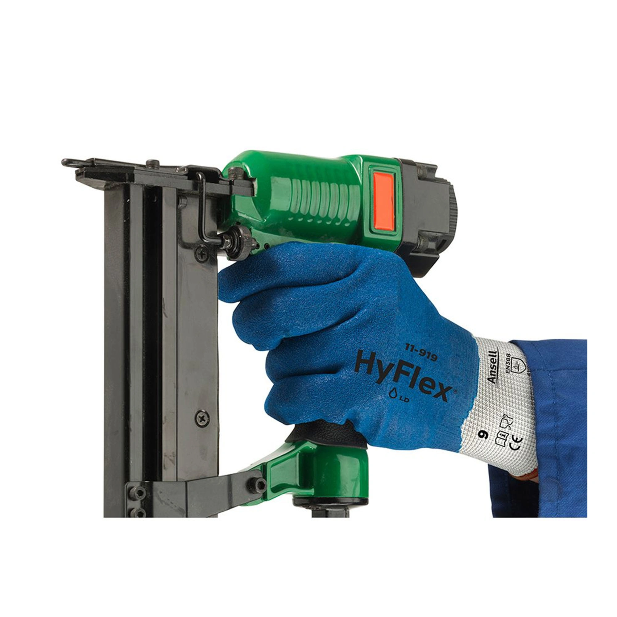 Ansell HyFlex 11-919 Mechanikschutzhandschuhe mit blauer Nitril-Beschichtung weiß/blau beim sicheren Führen eines Druckluftnaglers, Artikelnummer 11-919