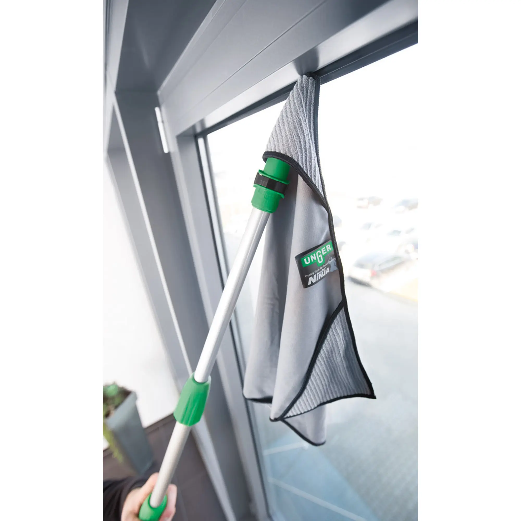 Unger ErgoTec Ninja MicroWipe Fenstertuch, graues Mikrofasertuch mit hoher Wasseraufnahme und abrasiven Schrubb-Ecktaschen von Unger