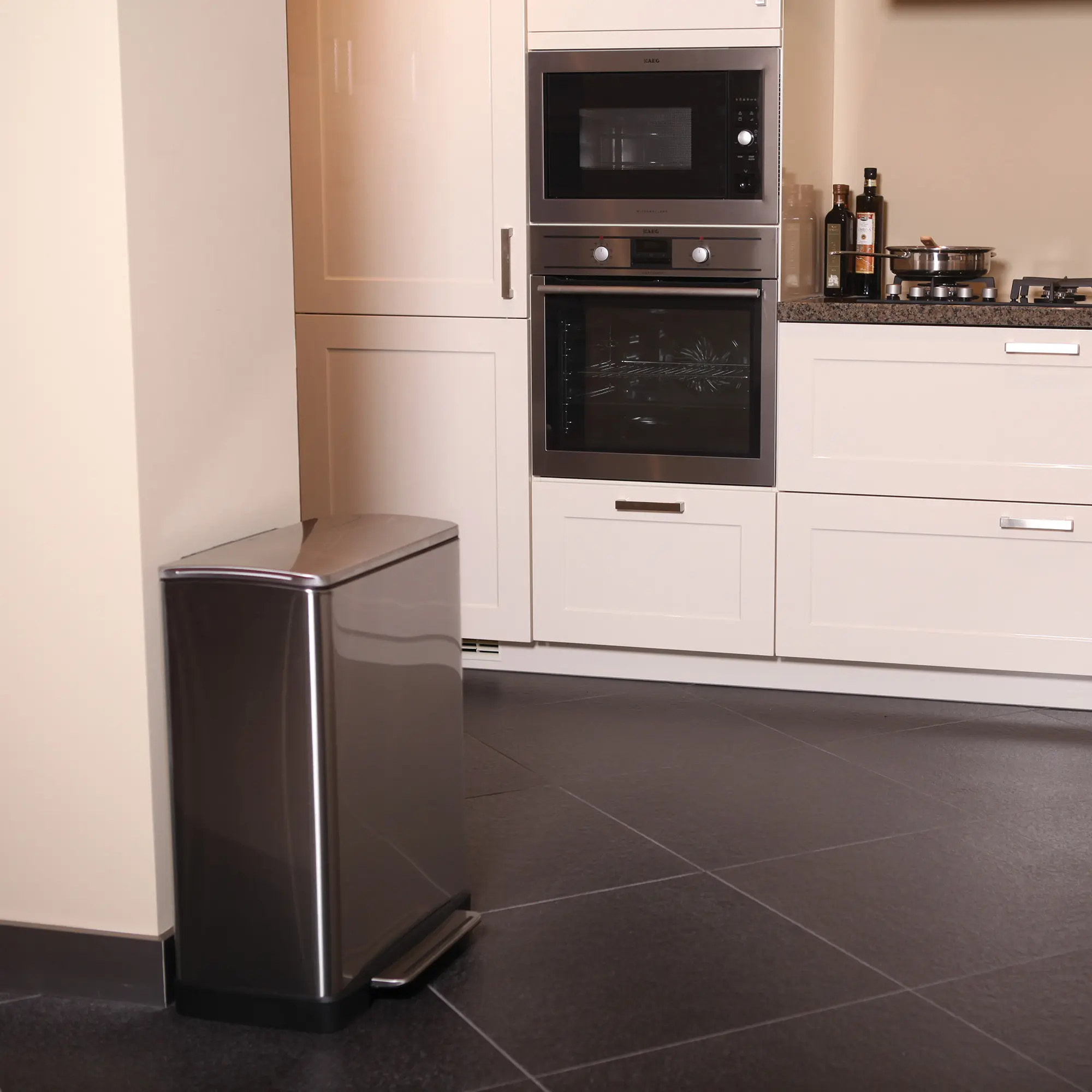 EKO E-Cube Recycling Tretmülltrenner Edelstahl 1x28 und 1x18 Liter von EKO, zweigeteilter Tretmülleimer mit Fingerabdruckschutz und Carbonfilterfach in moderner Küche