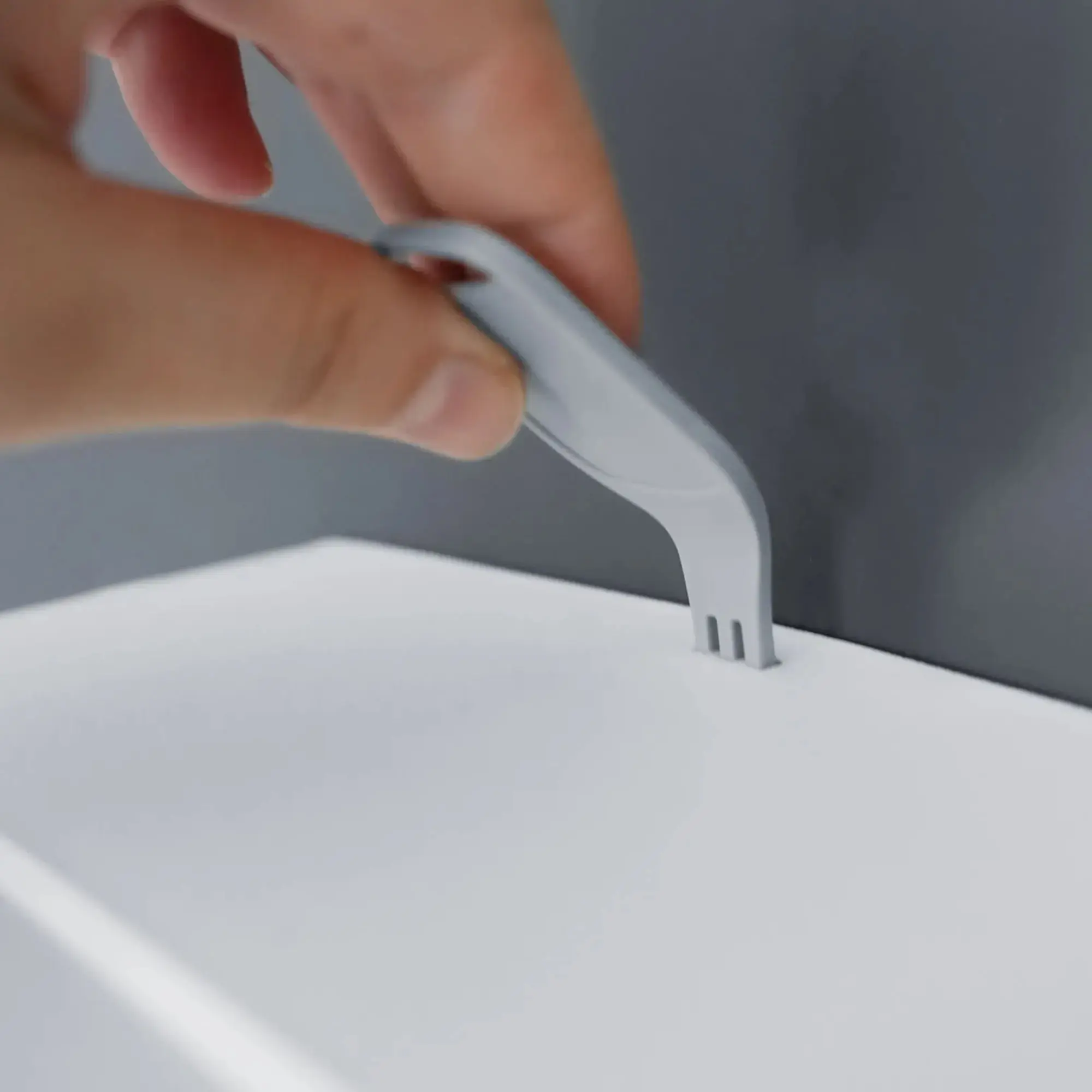 SEMYtop Handtuchspender Maxi, V-Falz – Hand mit Schlüssel zum einfachen Öffnen des weißen Handtuchpapierspenders aus schlagzähem Kunststoff