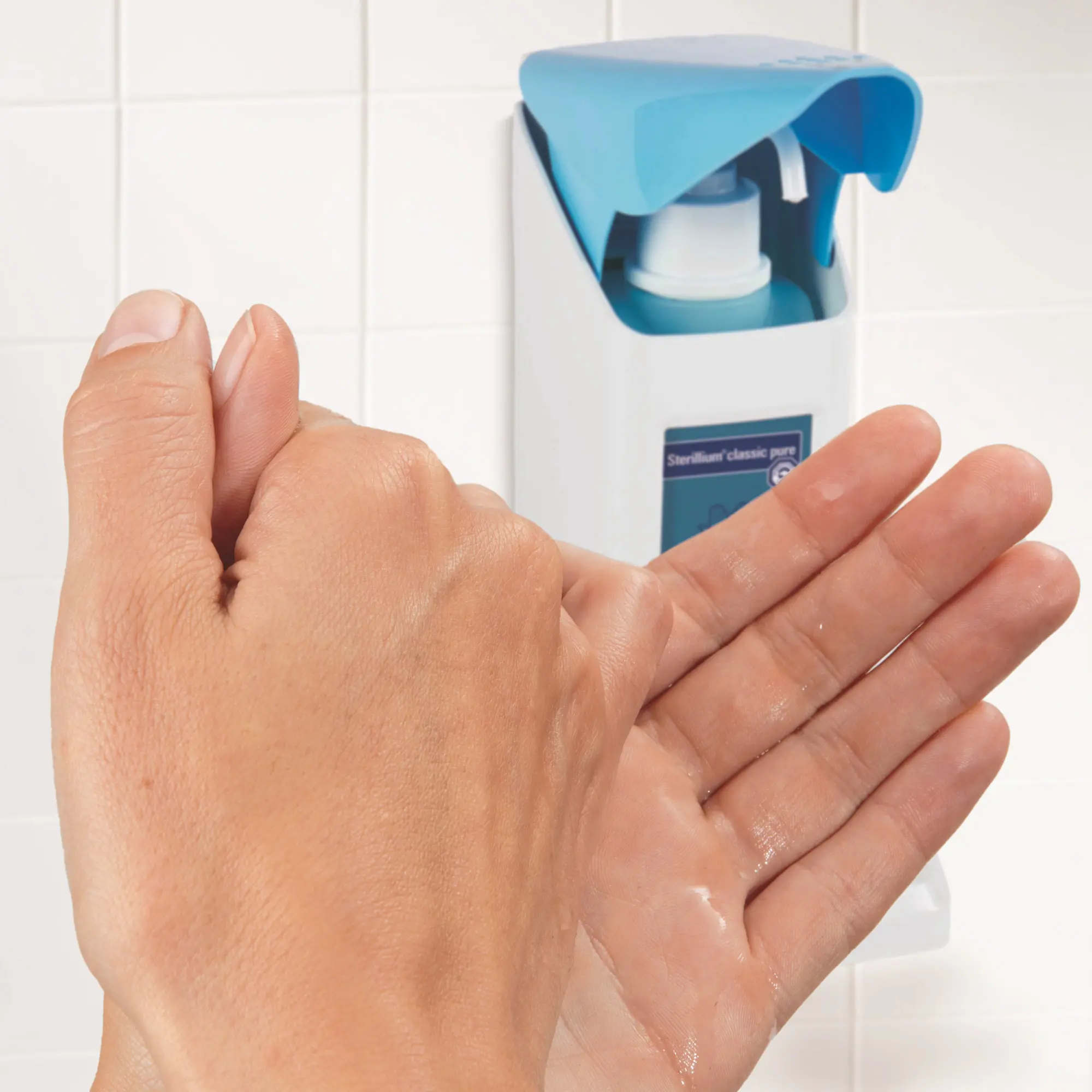 Bode Sterillium classic pure Händedesinfektionsmittel von Bode-Chemie, farbstoff- und parfümfrei, Anwendung zur hygienischen Händedesinfektion an einem Spender