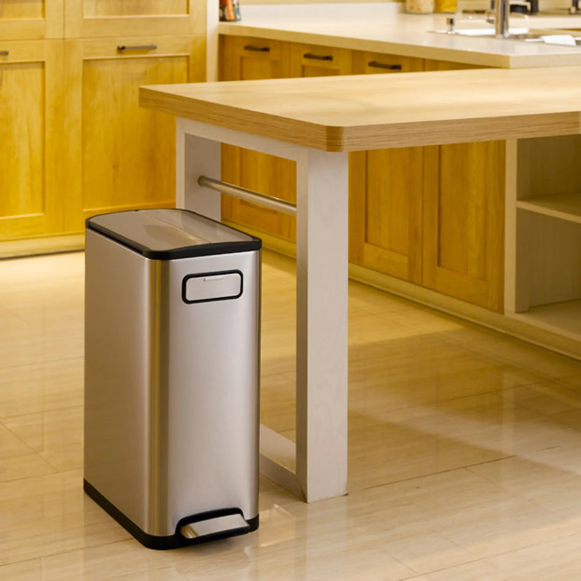 EKO Ecofly Tretmülleimer Edelstahl 30 Liter mit zweigeteiltem Deckel, schlankem Design und Rollen, platzsparend unter der Arbeitsplatte in moderner Küche