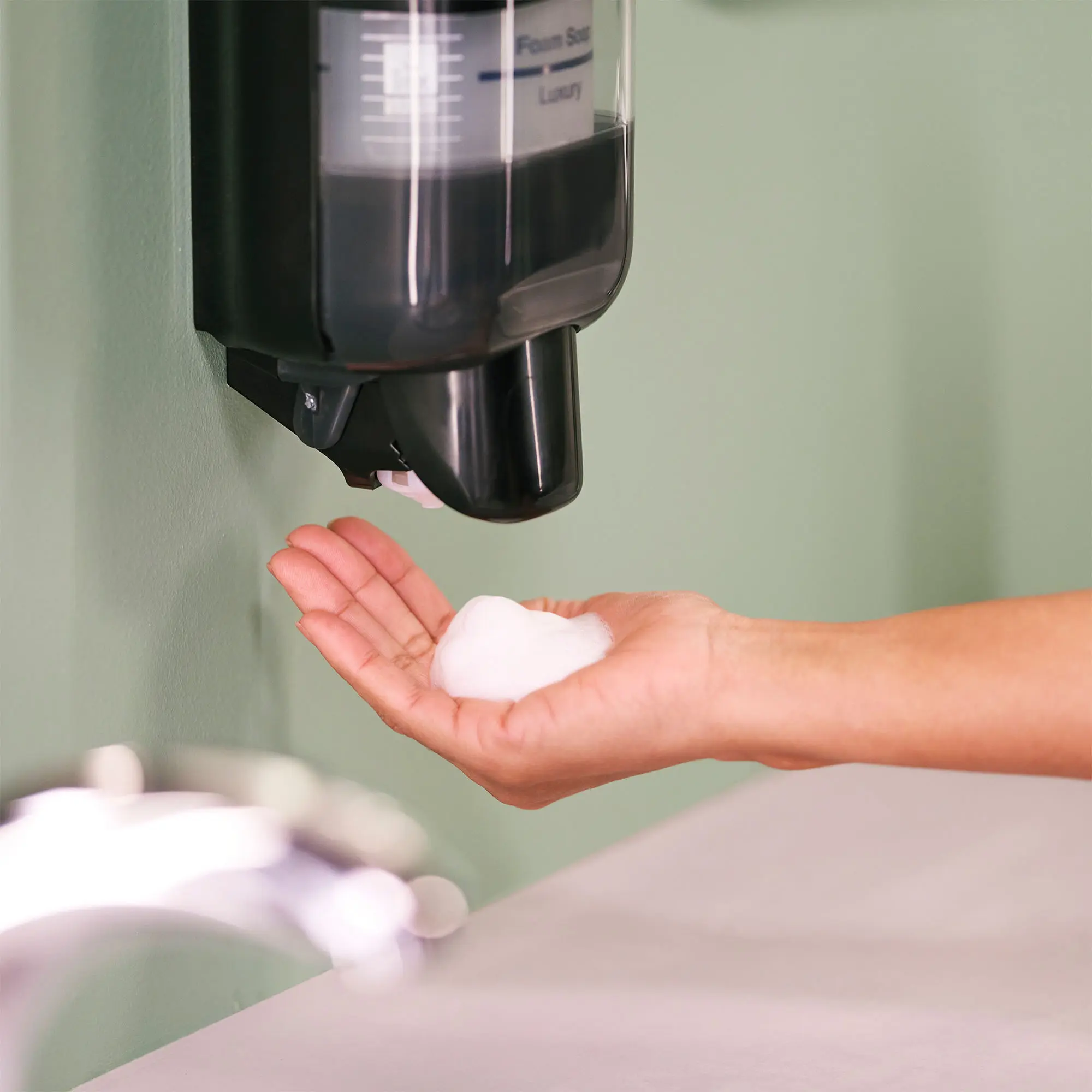 Tork Elevation Mini-Spender für Seifen und Desinfektionsmittel S5 525 ml an der Wand, spendet Schaumseife in eine Hand, kompatibel mit Schaumseife, Flüssigseife, Duschcreme und Toilettensitzreiniger, Art.-Nr. 565200