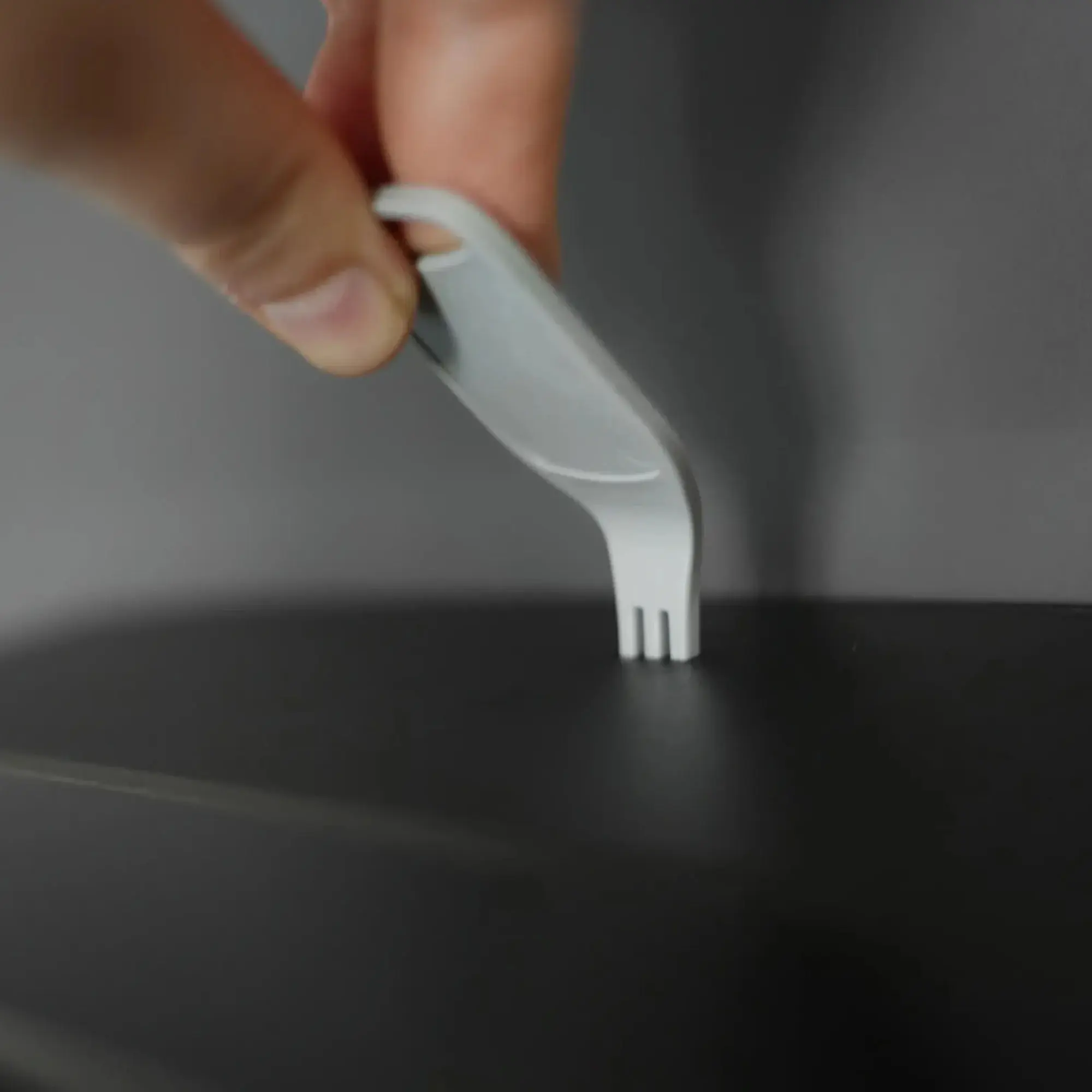 SEMYtop Handtuchspender Mini, Interfold – Detailansicht der einfachen Deckelöffnung am schwarzen Hygienespender, 300 Blatt