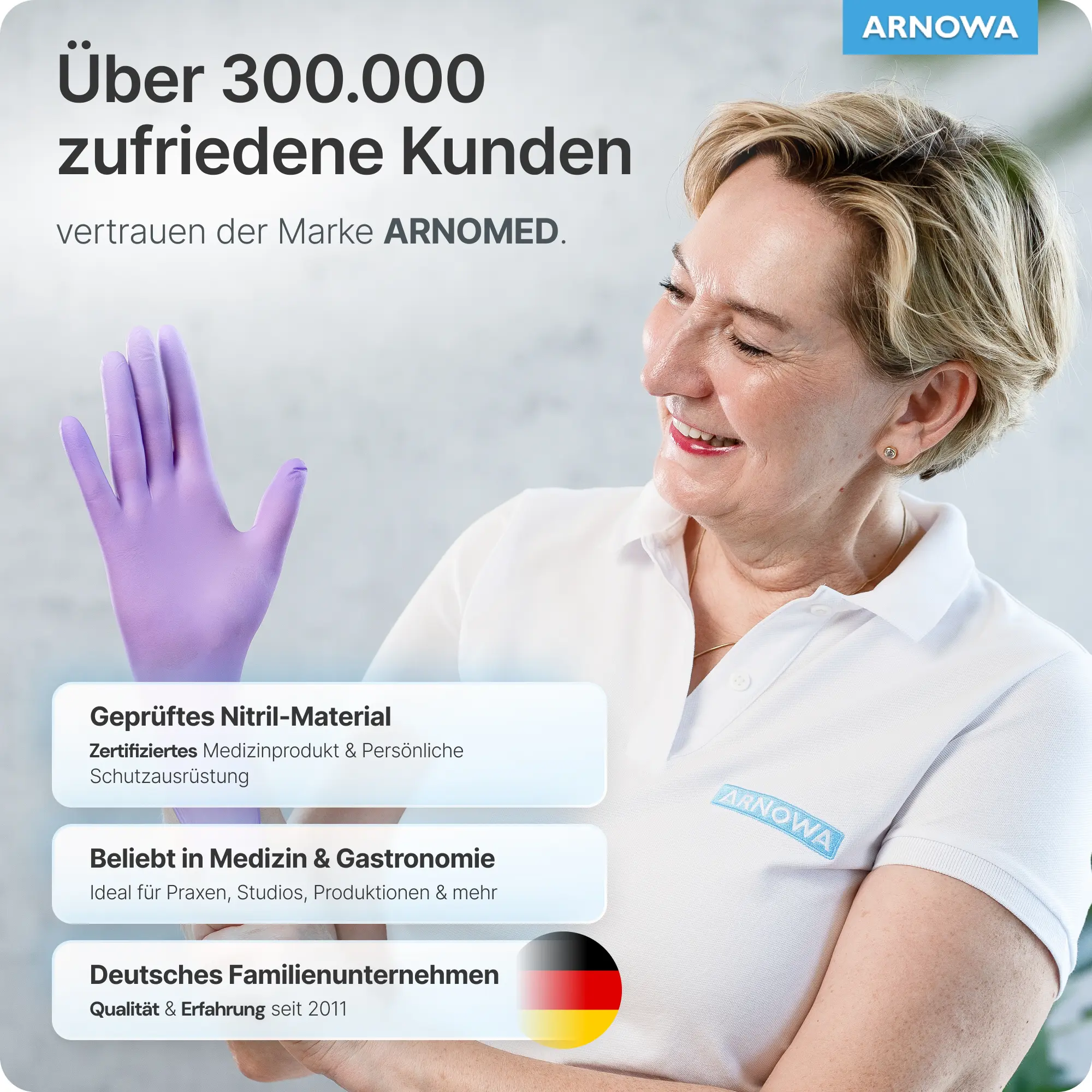 ARNOMED RAINBOW NITRIL LAVENDER VIOLET Nitrilhandschuhe lila puderfrei, eine Frau mit violettem Nitrilhandschuh zeigt das zertifizierte, latexfreie Einwegprodukt für Medizin, Labor, Pflege und Lebensmittelindustrie