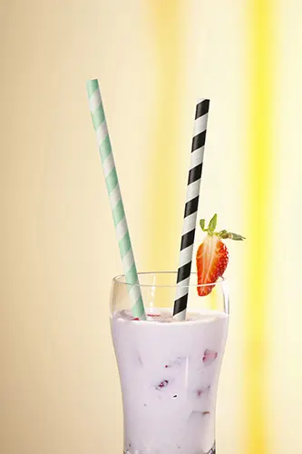 PAPSTAR Trinkhalme, Papier Ø 6 mm, 24 cm schwarz/weiß "Stripes" im Glas mit Milchshake und Erdbeere, nachhaltige FSC®-Papiertrinkhalme