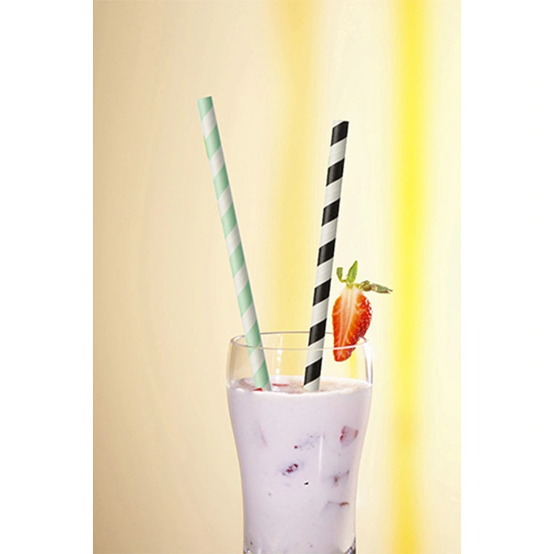 PAPSTAR Trinkhalme, Papier Ø 6 mm, 24 cm schwarz/weiß "Stripes" im Glas mit Milchshake und Erdbeere, nachhaltige FSC®-Papiertrinkhalme