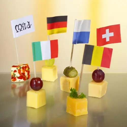 PAPSTAR Deko-Picker 8 cm "Schweiz" – rote Schweizer Fahne auf Holzstäbchen, ideal für Buffet, Party, Käsewürfel und Fingerfood, 1000 Stück im Karton