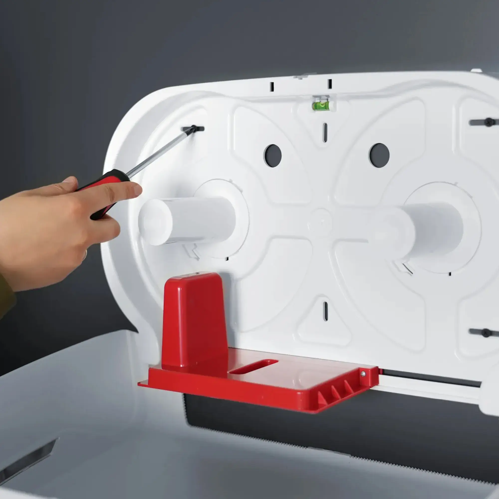 SEMYtop Maxi Jumbo Toilettenpapierspender für 2 Rollen bis Ø 23 cm, Innenansicht mit rot-weißer Halterung und einfacher Wandmontage mittels Schraubenzieher