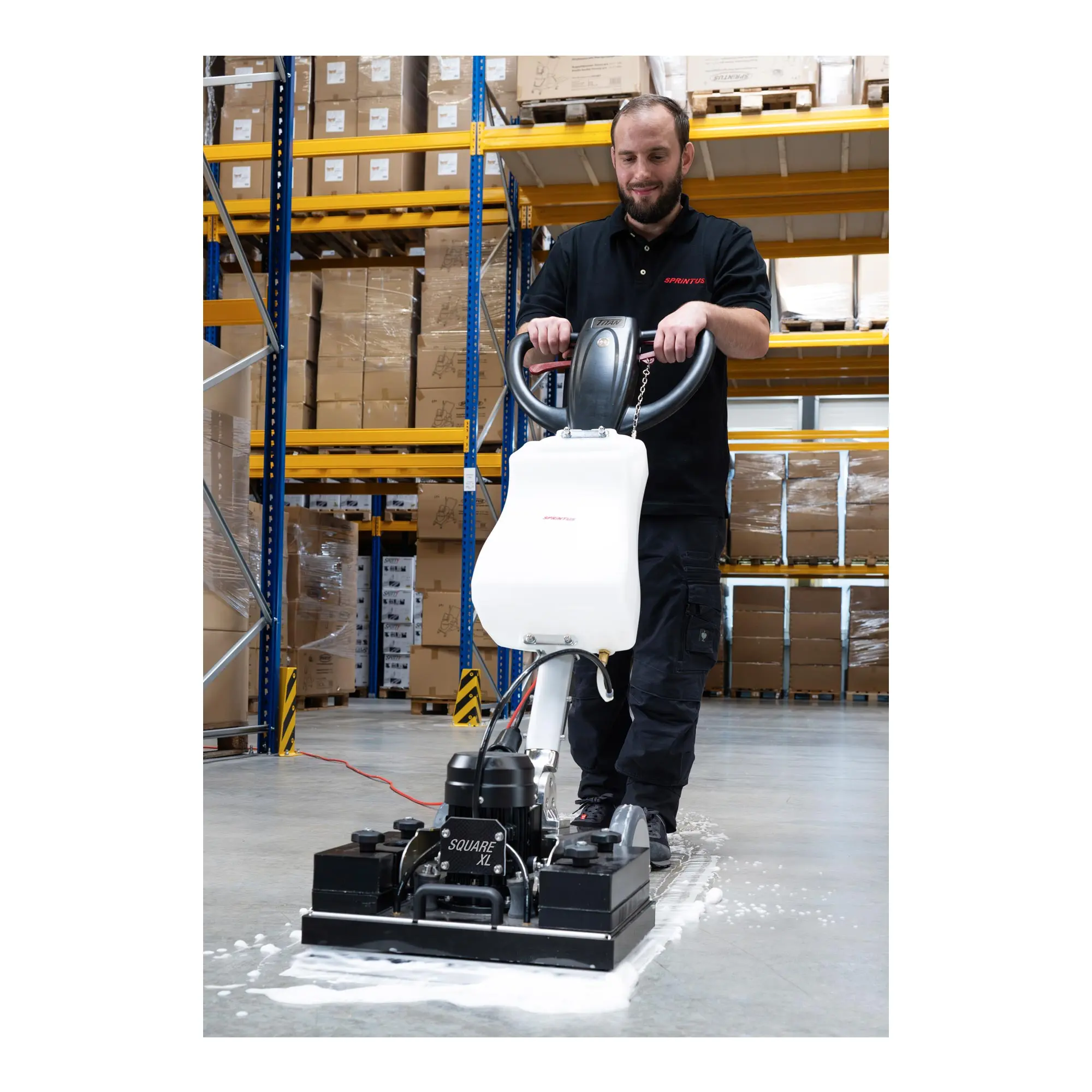 Sprintus Titan Square XL Exzenter-Einscheibenmaschine inkl. Zubehör-Set von Sprintus im Einsatz zur gründlichen, vibrationsarmen Bodenreinigung in einer Lagerhalle