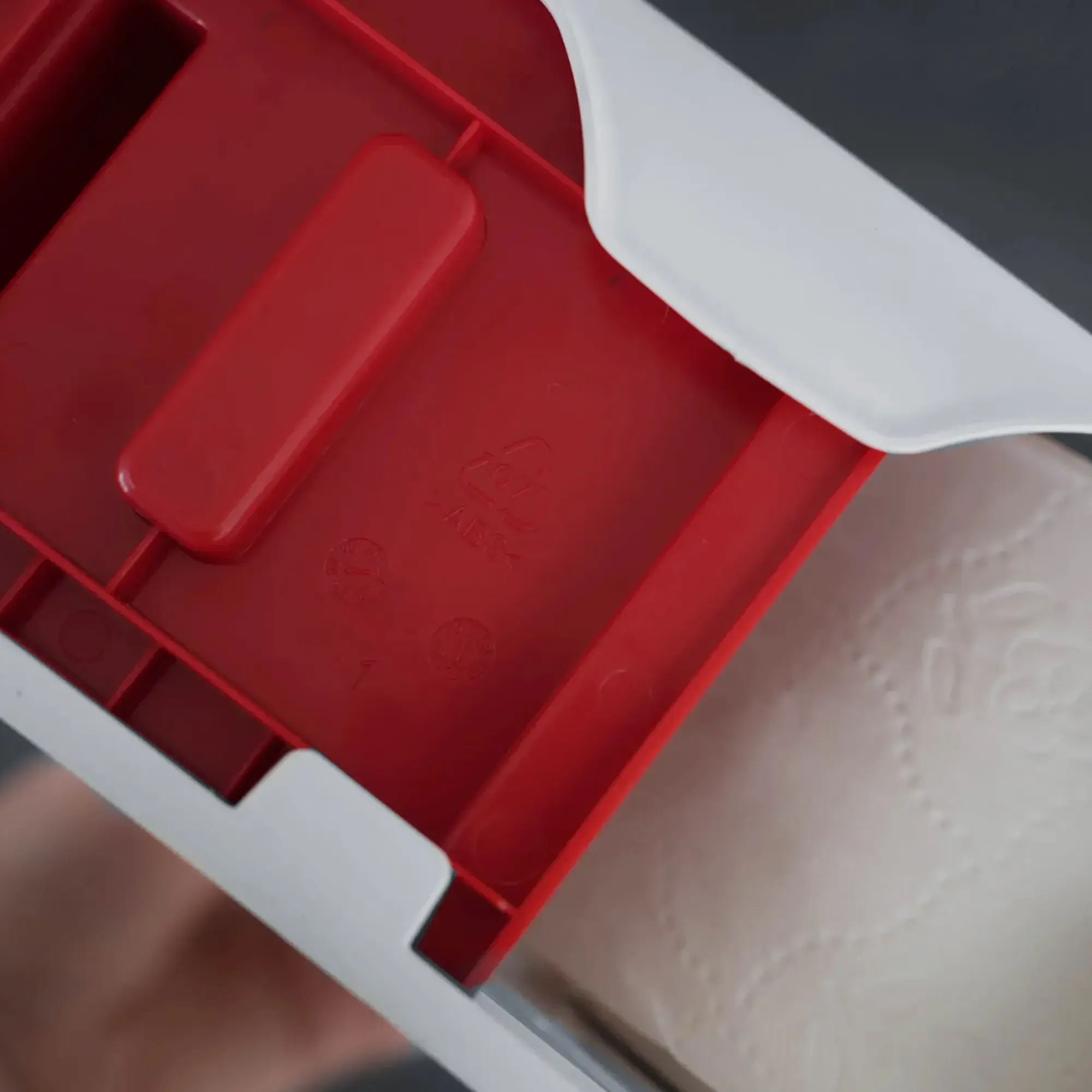 SEMYtop Toilettenpapierspender für 2 Rollen aus robustem Kunststoff, Detail der roten Innenmechanik mit eingelegter Toilettenpapierrolle, geeignet für WC-Kleinrollen in Sanitärbereichen