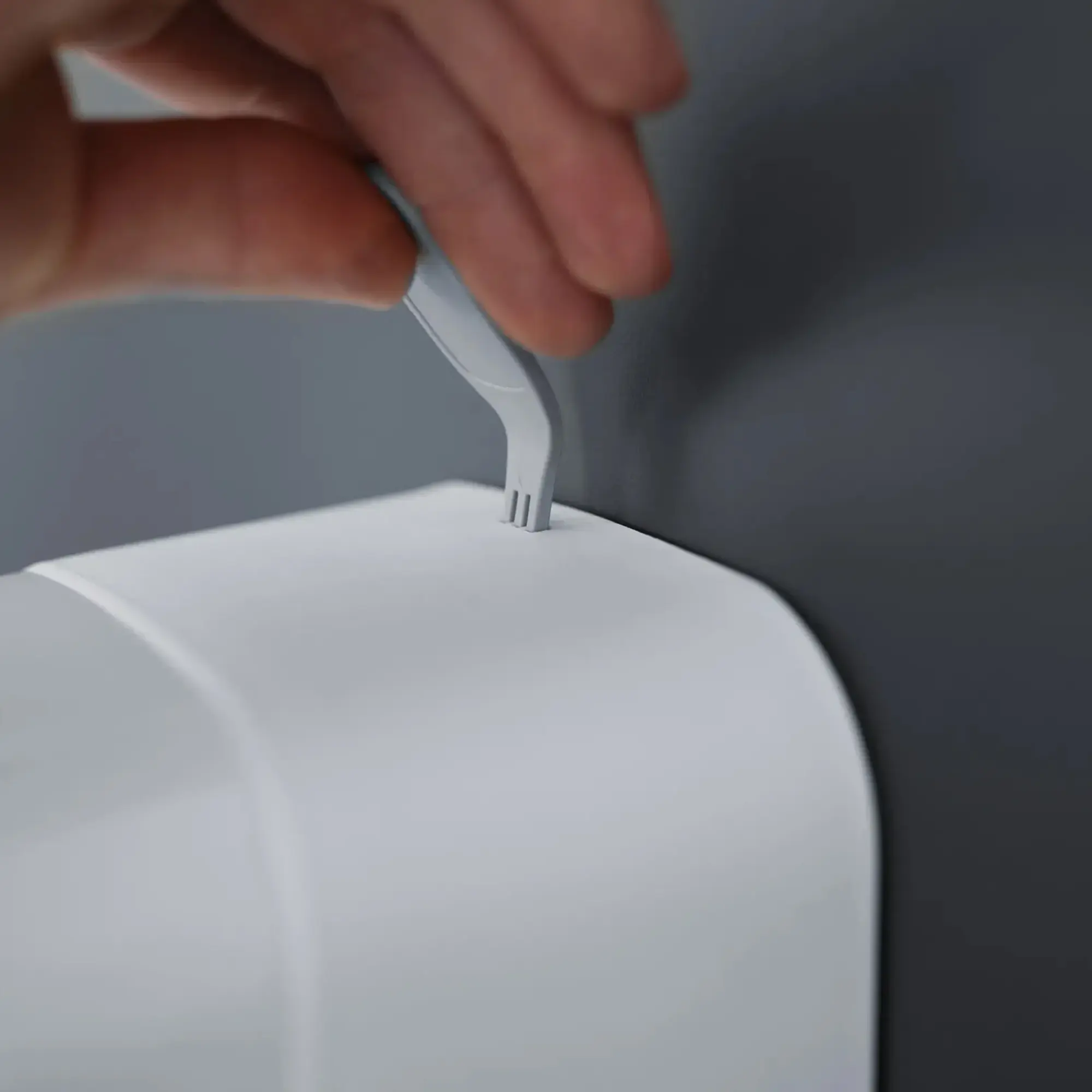 SEMYtop Toilettenpapier Einzelblatt Spender Mini, hygienische Einzelblattentnahme von gefaltetem Toilettenpapier im kleinen Wandspender aus Kunststoff