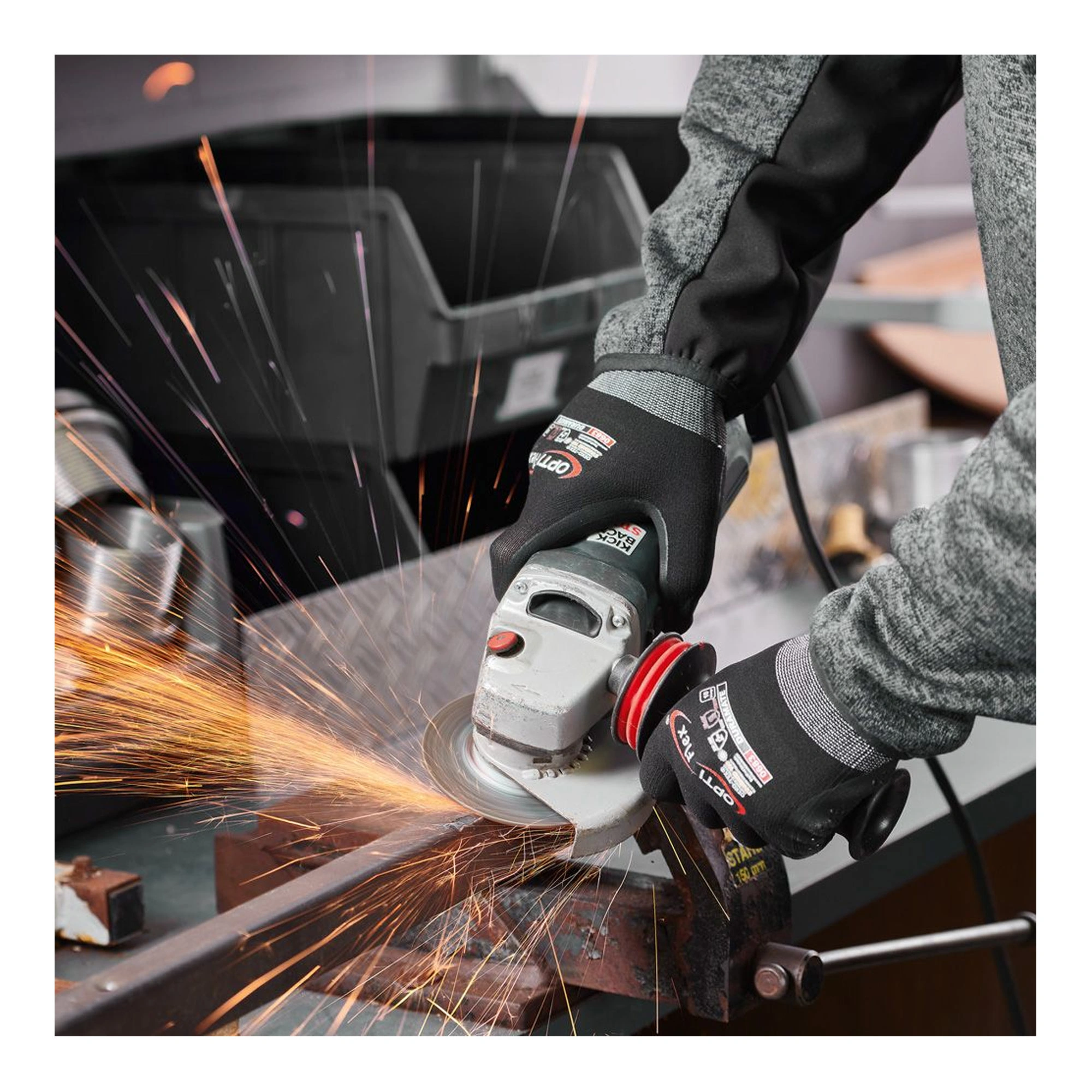 Optiflex Duramate 0683 Feinstrickhandschuhe mit Nitrilschaum- und PU-Beschichtung in schwarz beim Schleifen von Metall mit Winkelschleifer, Artikelnummer 0683