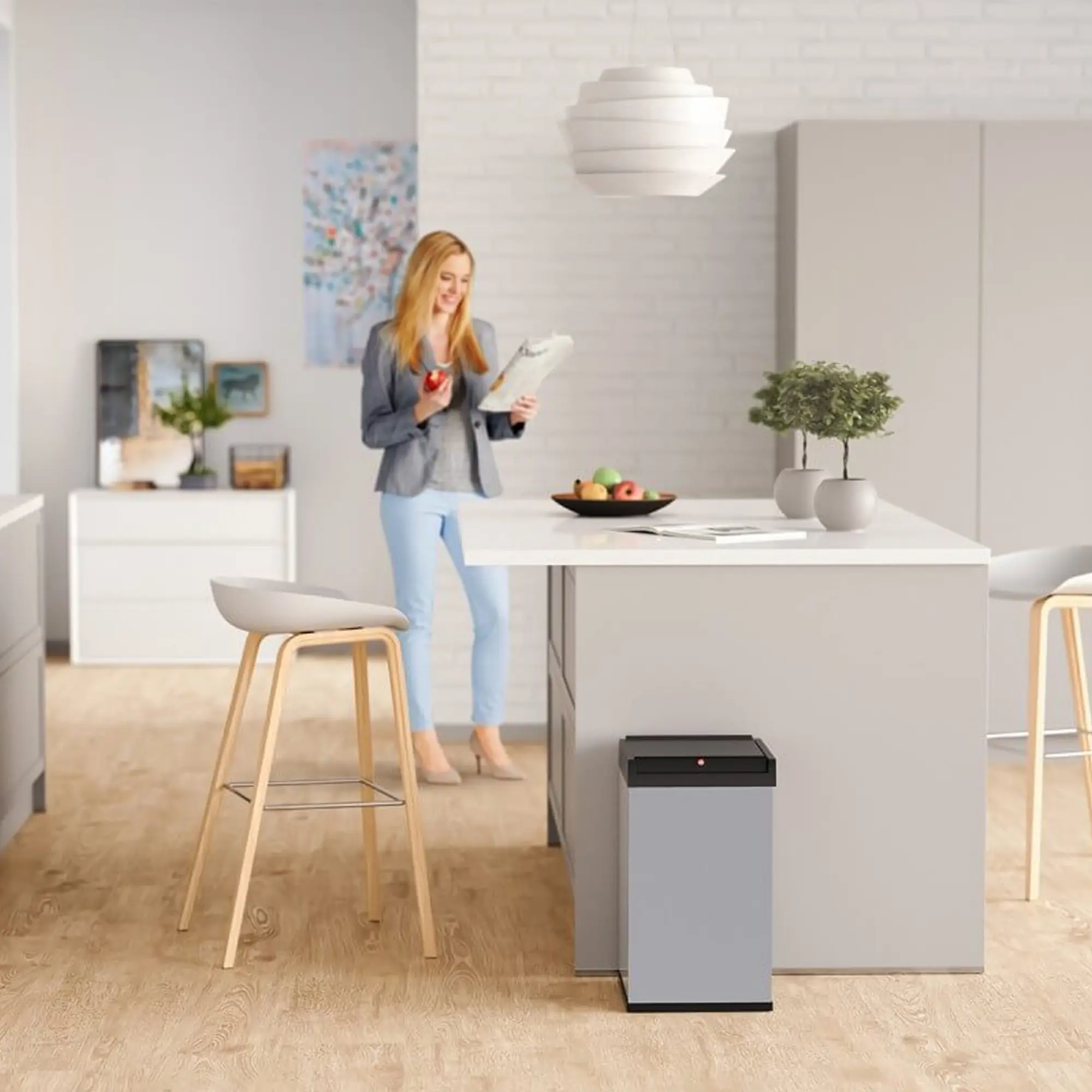 Hailo Großraum-Abfallbox Big-Box Swing XL 52 Liter, eckiger Großraum-Mülleimer mit selbstschließendem Schwingdeckel neben Kücheninsel in heller, modernen Küche