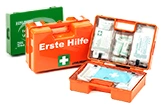Erste-Hilfe-Koffer orange mit umfangreicher DIN-Füllung, geöffnet und geschlossen mit Wandhalterung im Hintergrund, Artikelnummer 12345