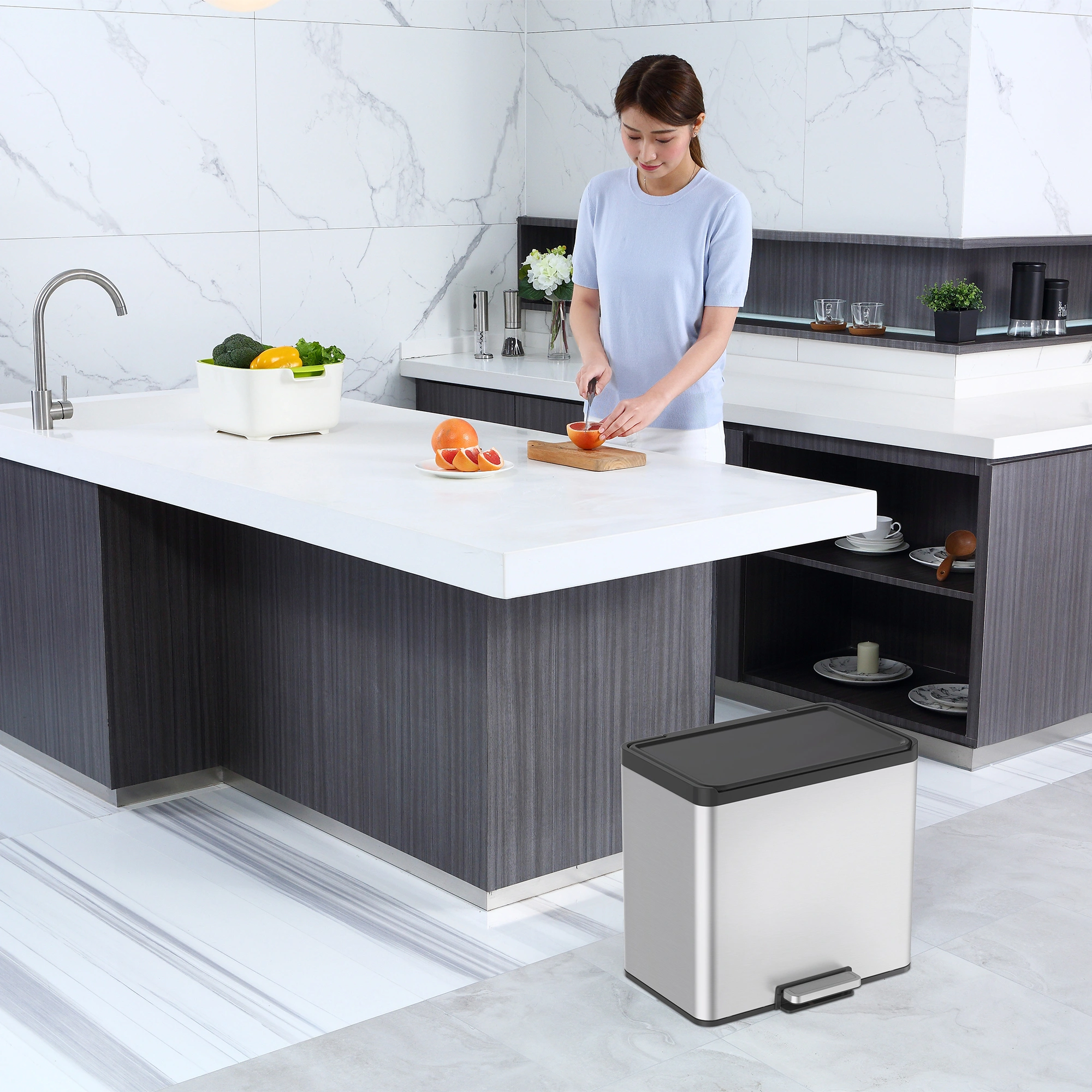 EKO Essential 2 Recycler Treteimer 2 x 15 Liter, rechteckiger Edelstahl-Mülleimer mit Pedal und Soft-Close-Klappdeckel zum leisen, platzsparenden Mülltrennen in der Küche, Artikel 31184682