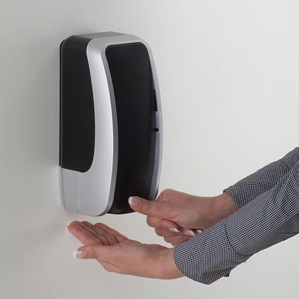 Cosmos Schaumseifenspender 1000ml weiß/schwarz von JM Metzger als Wandspender, Hand drückt Hebel zur hygienischen Schaumseifenentnahme, Art.-Nr. COSMOS-1000