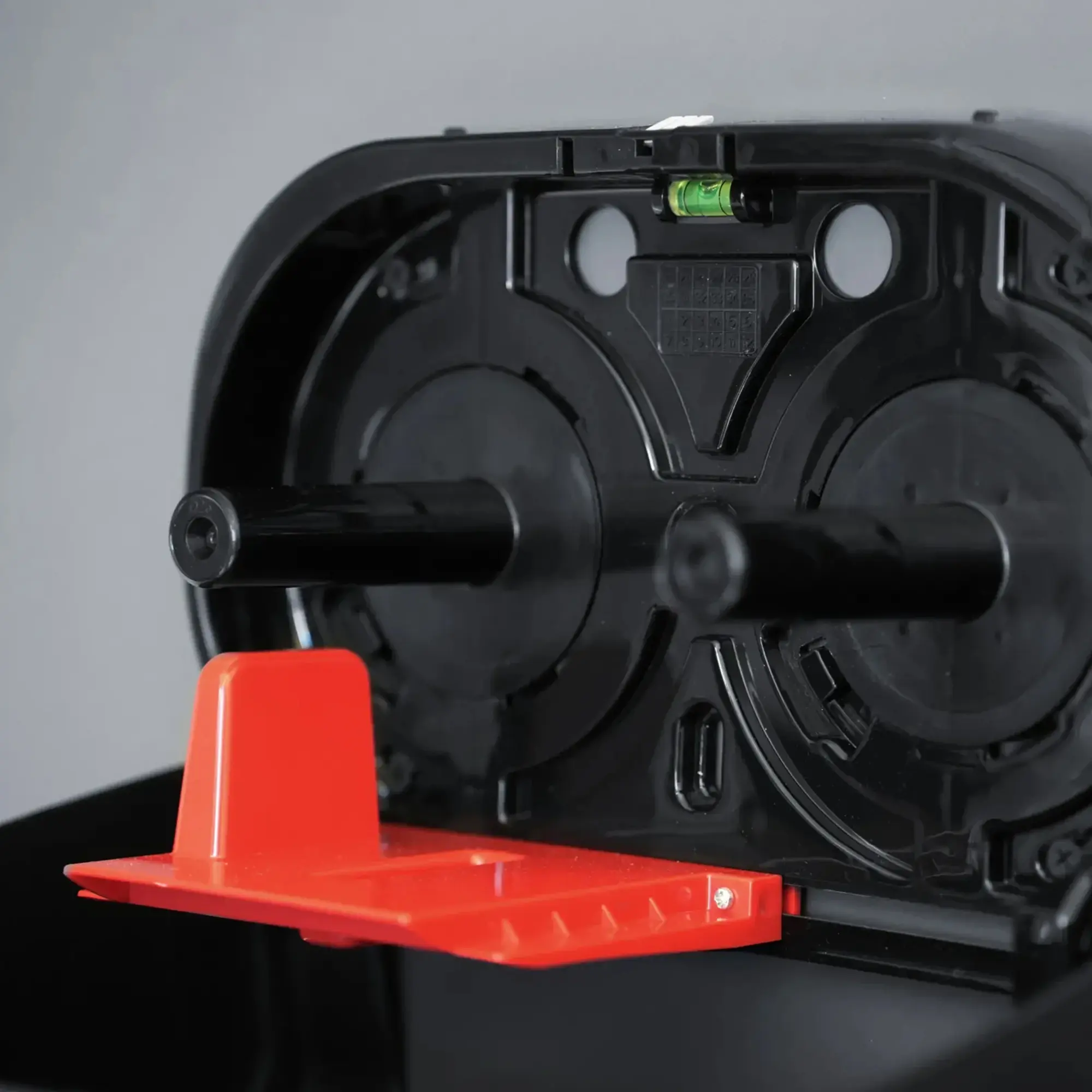 SEMYtop Toilettenpapierspender für 2 Rollen, Innenansicht des Doppel-Rollenspenders aus schwarzem Kunststoff mit roter Ablage für WC-Kleinrollen, Artikelnummer 123456